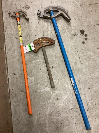 Shelf lot of assorted pipe benders