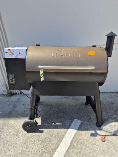 Traeger Pro Series 34-Pellet Grill and Smoker in Bronze