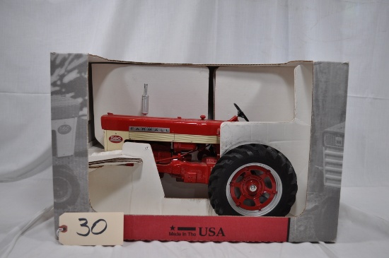 Scale Models Farmall 560 narrow front - 1/8th scale -new in box