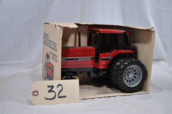 Ertl International 5288 Tractor with cab - 1/16th scale
