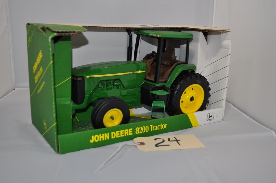 Ertl John Deere 8200 - 1/16th scale