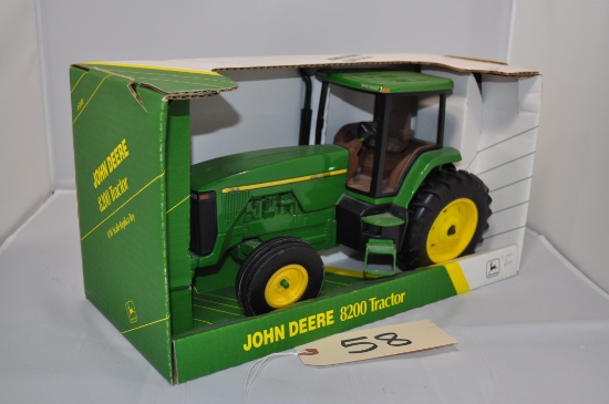 Ertl John Deere 8200 - 1/16th scale