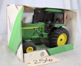 Ertl John Deere 4255 Row crop tractor with cab - 1/16th scale