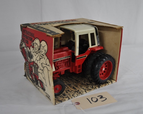 Ertl 1/16th International 1586 Tractor with Cab - Box damaged