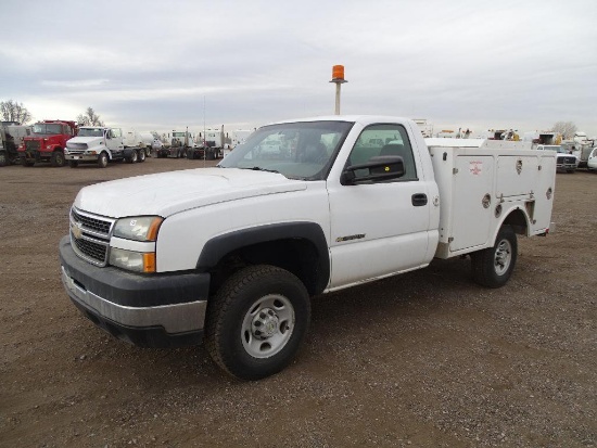 2006 CHEVROLET 2500 Heavy Duty 4x4 Utility Truck, 6.0L, Automatic, 8' Utility Box, Pintle Hitch