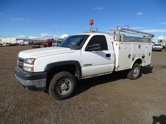 2006 CHEVROLET 2500 Heavy Duty 4x4 Utility Truck, 6.0L, Automatic, 8' Utility Bed