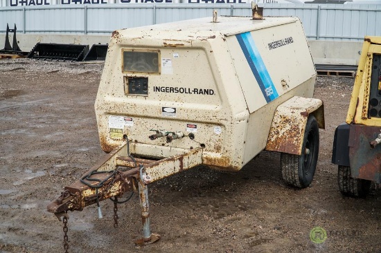 1992 INGERSOLL RAND Towable Air Compressor, 185 CFM, John Deere Diesel, Hour Meter Reads: 3418, Ball