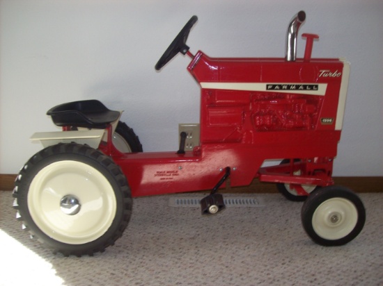 IH 1206 Turbo Peddle Tractor