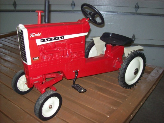 IH 1206 Turbo Peddle Tractor