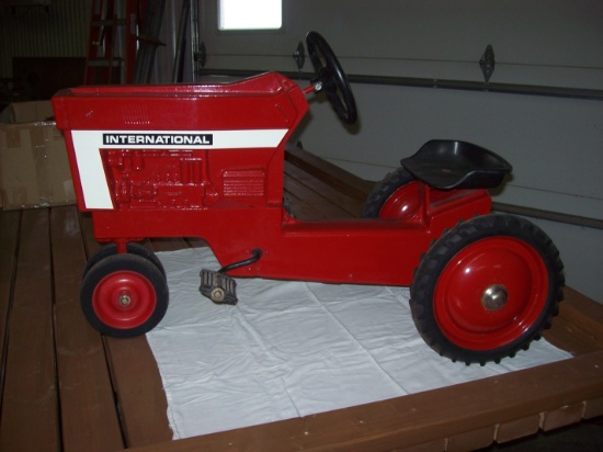 IH Peddle Tractor Model 404