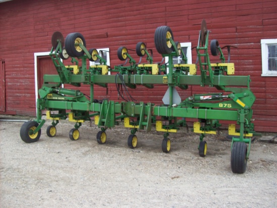 JD 875 Cultivator