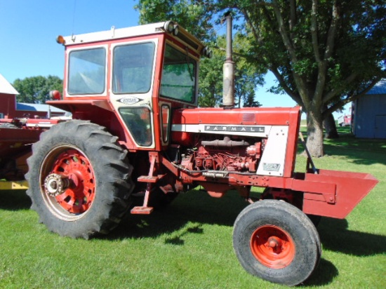 IH 806 Diesel Rockbox, Cab 18.4-38 Tires and Duals 2 Hyd, 3 pt, PTO  8010 hours SN 42301SY