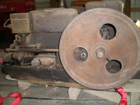 ECONOMY 1 1/2 HP GAS ENGINE DOUBLE FLY WHEEL, 600 RPM, S/N 2580