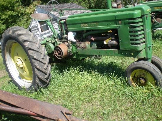 JD B GAS TRACTOR, NARROW FRONT, NOT RUNNING, WITH STARTER