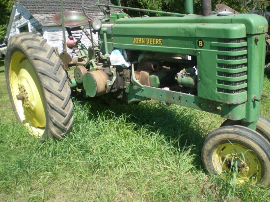 JD B GAS TRACTOR W/STARTER, NARROW FRONT, NOT RUNNING S/N 182371