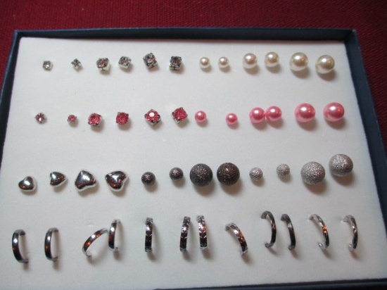 24 Pair of Fashion Earrings - con 570