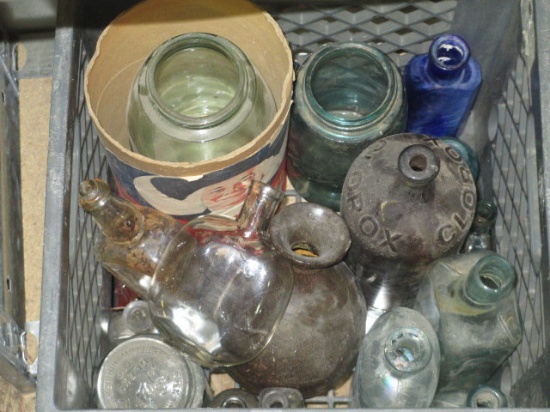 Crate full of Old Glass Bottles, Ball Jars and more -> Will not be Shipped! <- con 572