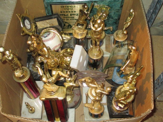 Box of Assorted Trophies  -> Will not be Shipped! <- con 757