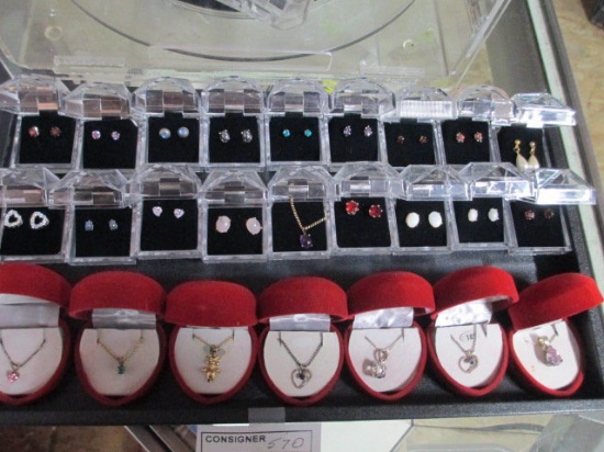 Lot of 25 Fashion Jewelry Items Earrings & Necklaces w/Pendants con 570