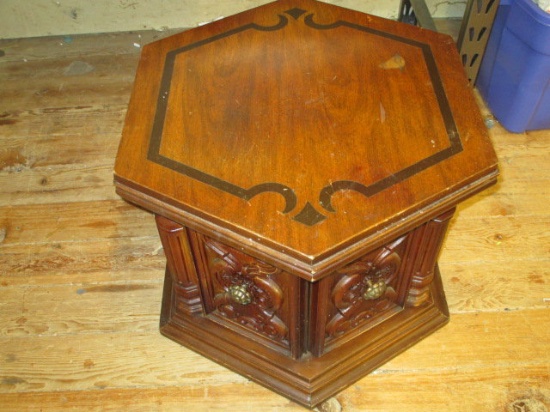 Octagon End Table - 19" Tall -> Will not be Shipped! <- con 9