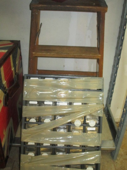 2Ft Wooden Step Ladder and Hardware Organizer -> Will not be Shipped! <- con 12