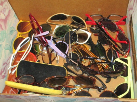Box of Misc Sunglasses -- con 500