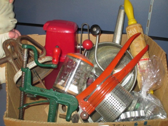 Lot of Vintage Kitchen Gadgets Will Not Be Shipped con 585