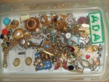 Lot of Costume Jewelry con 317