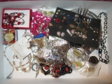 Lot of Costume Jewelry con 12