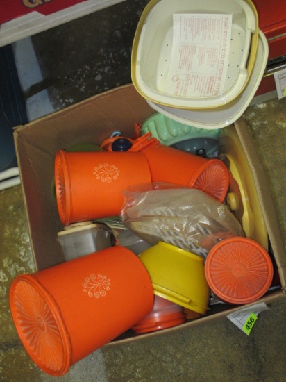 Box of Tupperware  -> Will not be Shipped! <- con 615