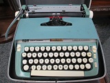 Vintage Portable Typewriter - 15x13 -> Will not be Shipped! <- con 394