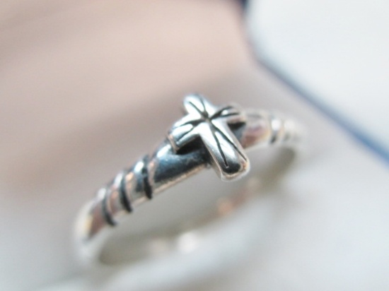 .925 Silver Ring  - Size 8.75 - con 3