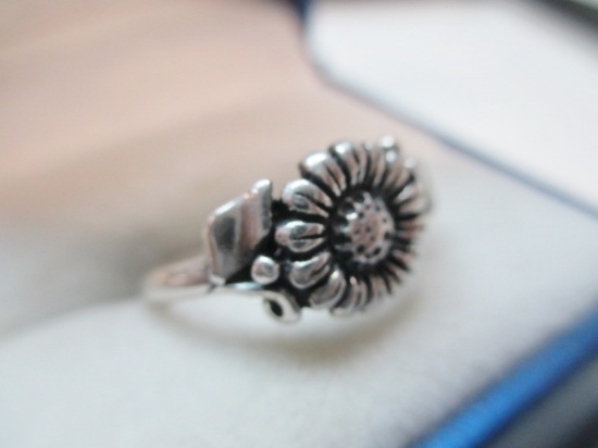 Sterling Silver Ring - size 6.75 - con 454