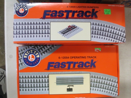 2 New Lionel Fastrack Pieces Operating Track and lighted Bumpers con 317