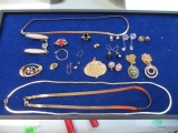 Lot of Gold Toned Jewelry con 686