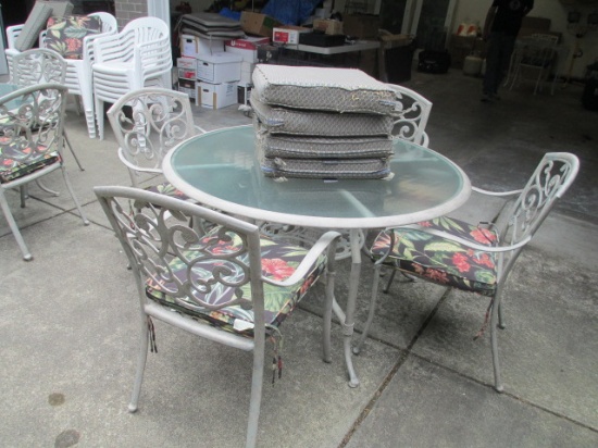Glass Top Patio Table w/4 Chairs & 2 sets of Cushions con 6