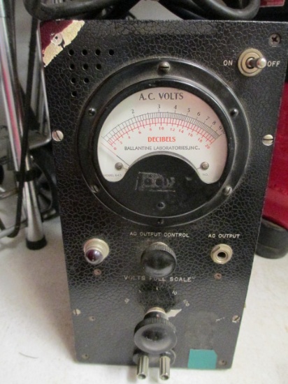 Vintage AC Volt Meter - con 12