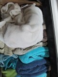 Large Lot of Towels and Wash Cloths - con 1