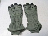 Pair of Military Gloves - con 476