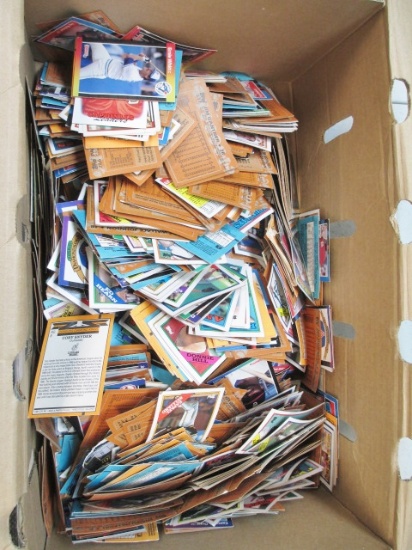 Box of Vintage Baseball Cards - con 802