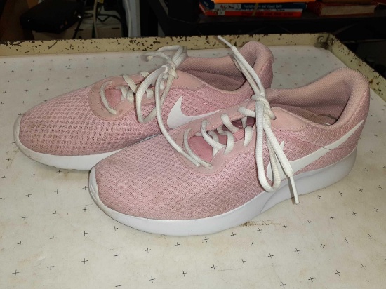 Women's Pink Nike Shoes - Size 9.5 - con 476
