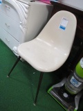 Mid Century Modern Fiberglass Chair - Will NOT be Shipped - con 620