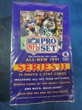 Box of Unopened Football Cards - sealed - con 880