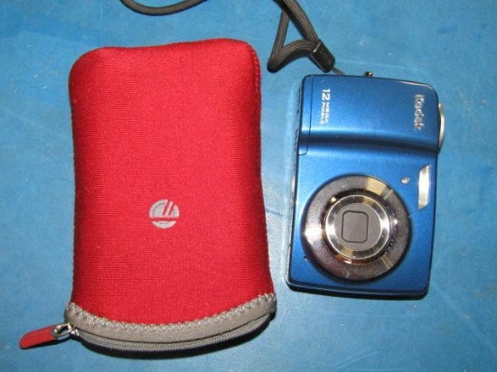 Kodak Camera and Case - con 686