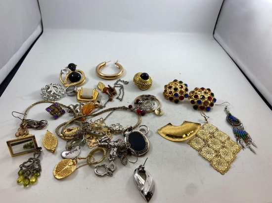 Assorted Piece Jewelry - con 668