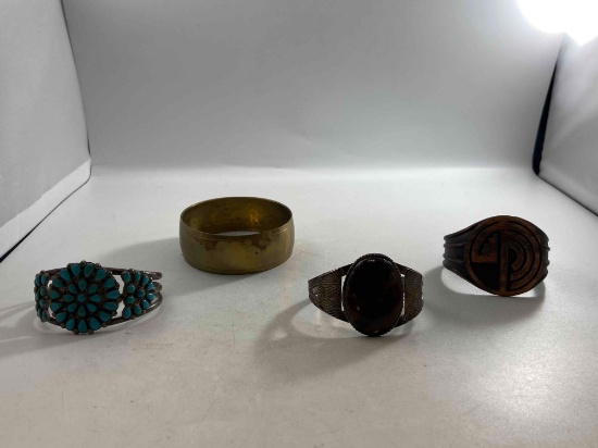 Four Bracelets - con 915