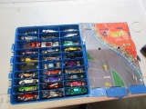 30 Hotwheels in Half a Case w/Play Racetrack - con 1033