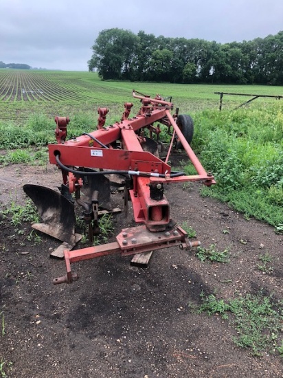 IH 720 5x18" Plow