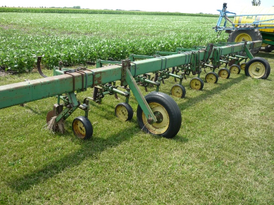 John Deere 8 Row Cult