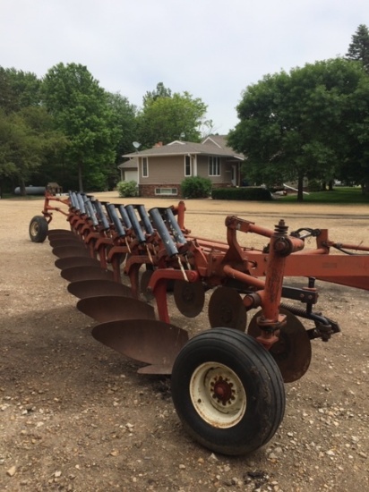 International 800 9-18" Plow